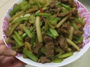 把芹菜炒至绿，适量加盐，翻匀后盛出即可。