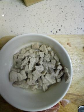 捞出猪肉，温水洗净