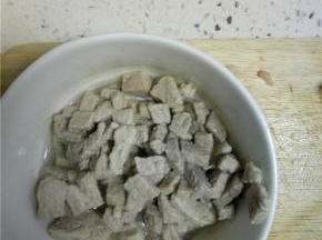 捞出猪肉，温水洗净