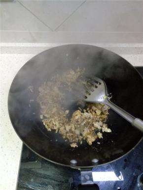 锅内放油烧热加入肉丝进行翻炒