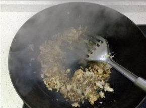 锅内放油烧热加入肉丝进行翻炒
