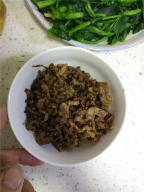 放入适量的盐、酱油、耗油进行调味可以比平时做菜的量多一些，拌匀之后关火出锅，放入冰箱做菜备用