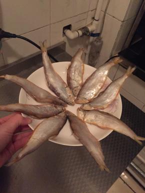 买回的咸鱼腌制时间较长可放水里清洗去咸放入盘中。