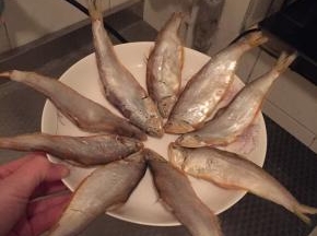 买回的咸鱼腌制时间较长可放水里清洗去咸放入盘中。