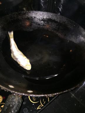 凉锅凉油，大火烧热