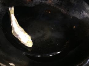 凉锅凉油，大火烧热