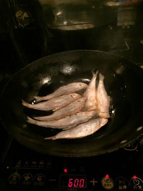 咸鱼在煎的过程中要经过三到四次把鱼块翻面煎，煎得咸鱼的颜色会逐步逐步变得金黄