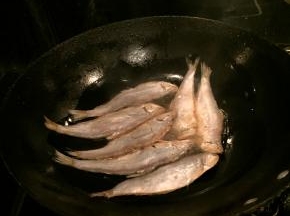 咸鱼在煎的过程中要经过三到四次把鱼块翻面煎，煎得咸鱼的颜色会逐步逐步变得金黄