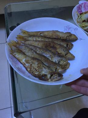 当咸鱼煎到两面金黄后，即可出锅。