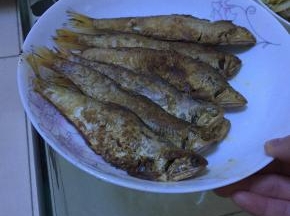 当咸鱼煎到两面金黄后，即可出锅。
