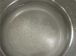 放入大锅内煮开，一边煮一遍搅拌，防止粘锅