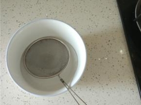 煮好的西米用漏勺捞出