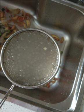 放入碗内，用清凉水反复的进行冲洗