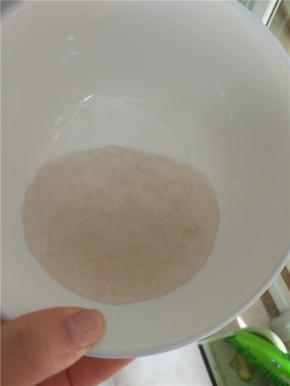 知道西米冲洗到不粘，看起来颜色透明之后，就可以和水果一起伴着吃了，可以一次多煮，放入冰箱备用