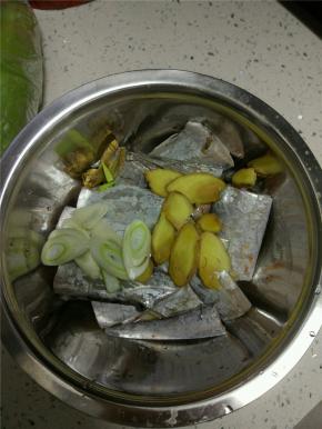 带鱼收拾干净切段,加入料酒葱段姜片，腌制三十分钟