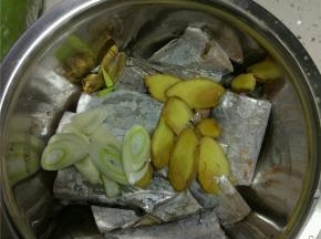 带鱼收拾干净切段,加入料酒葱段姜片，腌制三十分钟