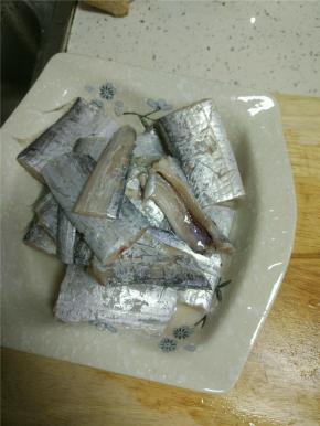 处理好的带鱼段，用厨房纸洗干净水分