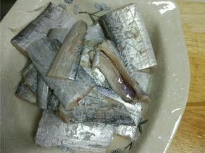 处理好的带鱼段，用厨房纸洗干净水分