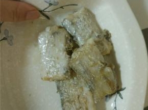 带鱼煎熟之后关火放入孜然，拌匀之后出锅