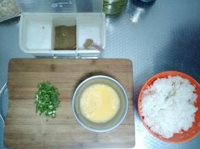 食材提前准备好，依次为葱花，鸡蛋，米饭，事先做好准备开火做的时候就不会手忙脚乱。