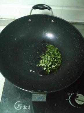 热锅冷油，油烧热后把葱花全部放进锅里，用铲子稍微翻动，煸出香味。