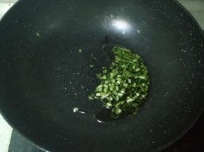 热锅冷油，油烧热后把葱花全部放进锅里，用铲子稍微翻动，煸出香味。