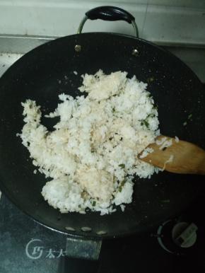 稍微出葱香后迅速将米饭倒进锅里，用不断铲子翻炒，将原本有些黏在一起的米饭炒散。