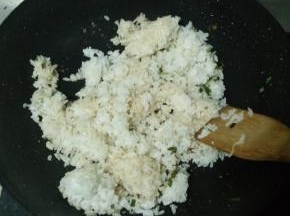 稍微出葱香后迅速将米饭倒进锅里，用不断铲子翻炒，将原本有些黏在一起的米饭炒散。