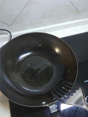 锅内加油烧热，开小火