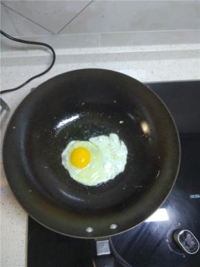 鸡蛋打入锅内