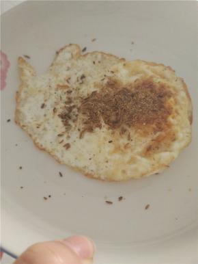 把自然撒在煎熬的鸡蛋上即可