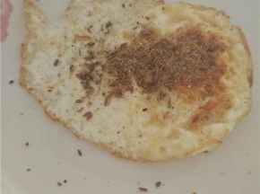 把自然撒在煎熬的鸡蛋上即可