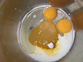 蛋清与蛋黄分离，蛋黄内加入色拉油，糖粉，纯牛奶