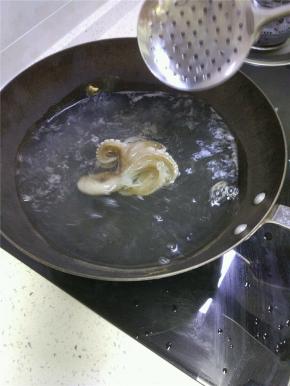 锅内放水烧开，鱿鱼焯水五秒捞出,切碎