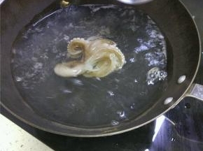 锅内放水烧开，鱿鱼焯水五秒捞出,切碎
