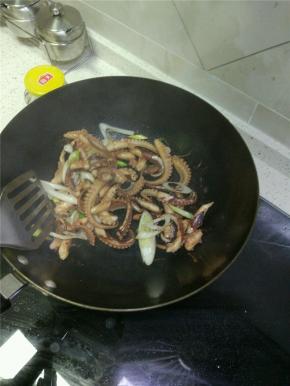 锅内放油放入葱姜蒜爆香，加入鱿鱼进行翻炒