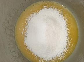 搅拌均匀后筛入面粉再次搅拌均匀