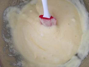 蛋清打发至倒扣不流动状态，分次混入搅拌好蛋黄中，上下搅拌