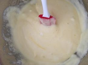 蛋清打发至倒扣不流动状态，分次混入搅拌好蛋黄中，上下搅拌