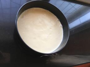 倒入蛋糕模具中，提起模具震出气泡