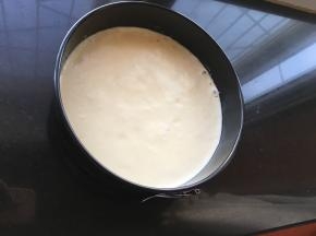 倒入蛋糕模具中，提起模具震出气泡