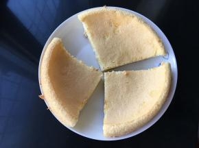 出炉后倒扣自然凉后脱模分切蛋糕