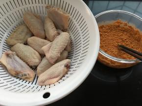 鸡翅洗净，奥尔良腌料加水30克