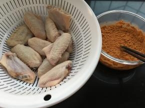 鸡翅洗净，奥尔良腌料加水30克