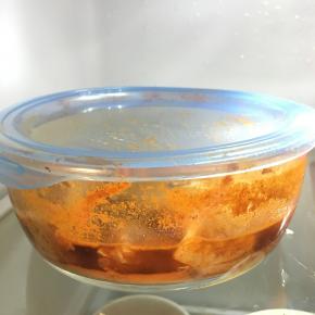 两者拌匀腌好放入冰箱24小时以上，如果时间不够可在鸡翅两面划两刀加速入味