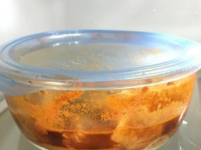 两者拌匀腌好放入冰箱24小时以上，如果时间不够可在鸡翅两面划两刀加速入味