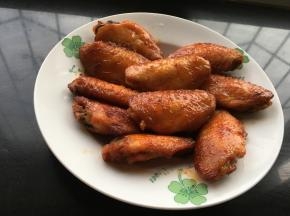 鸡翅放入烤箱中层，上下火210度叮30分钟出炉（喜欢甜食可在10分钟，20分钟时分别刷上蜂蜜）