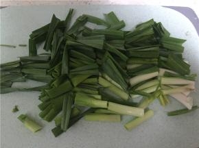 准备蒜苗，洗干净，切段