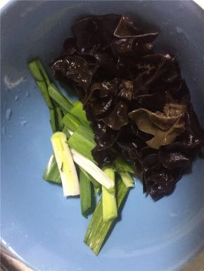 将购买好的黑木耳洗干净，冷水泡好切碎