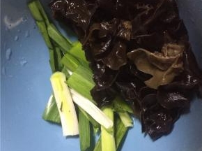 将购买好的黑木耳洗干净，冷水泡好切碎